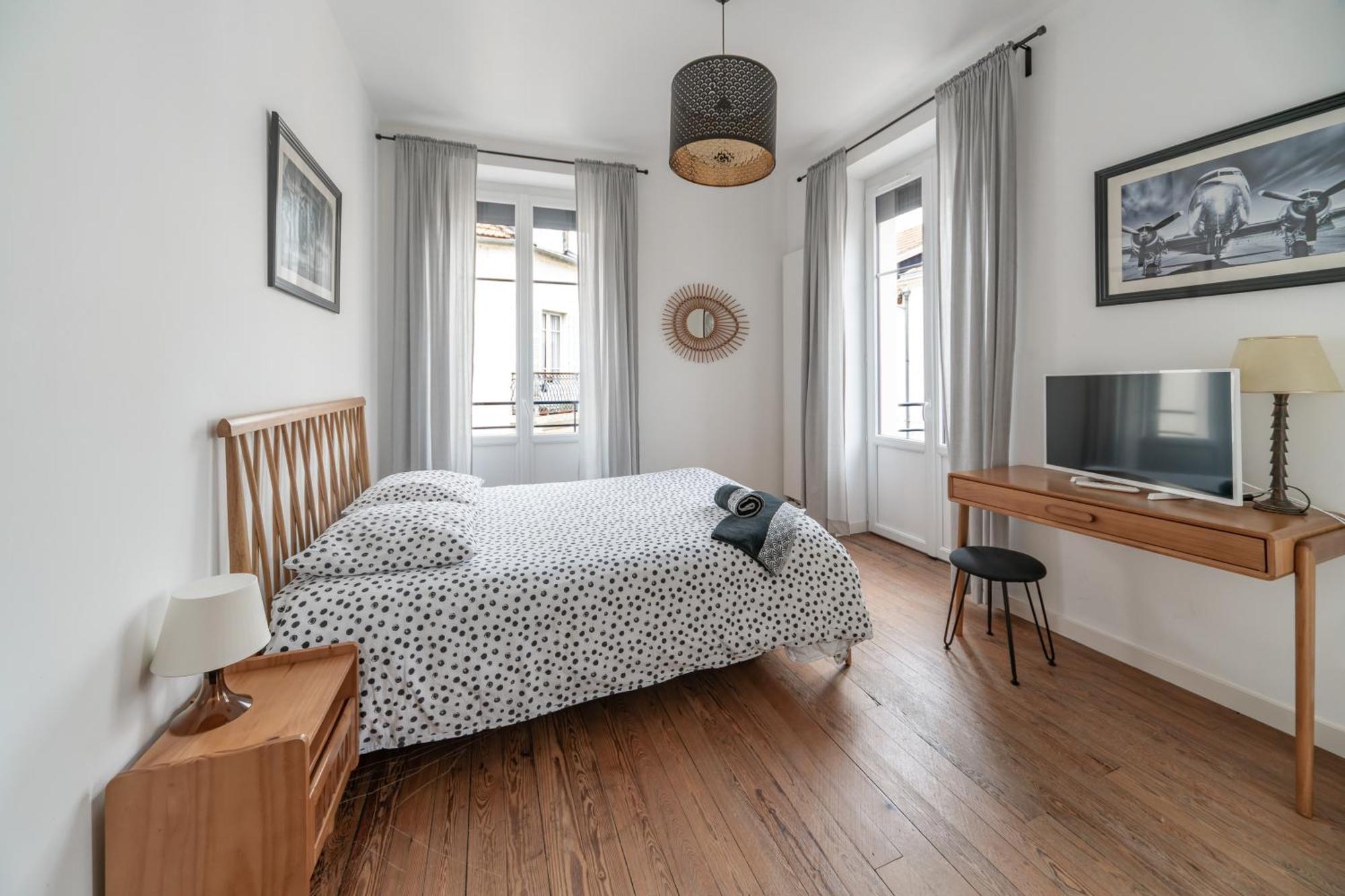 Grande Maison Vichy - Maison Ou Appartements En Centre Ville Room photo