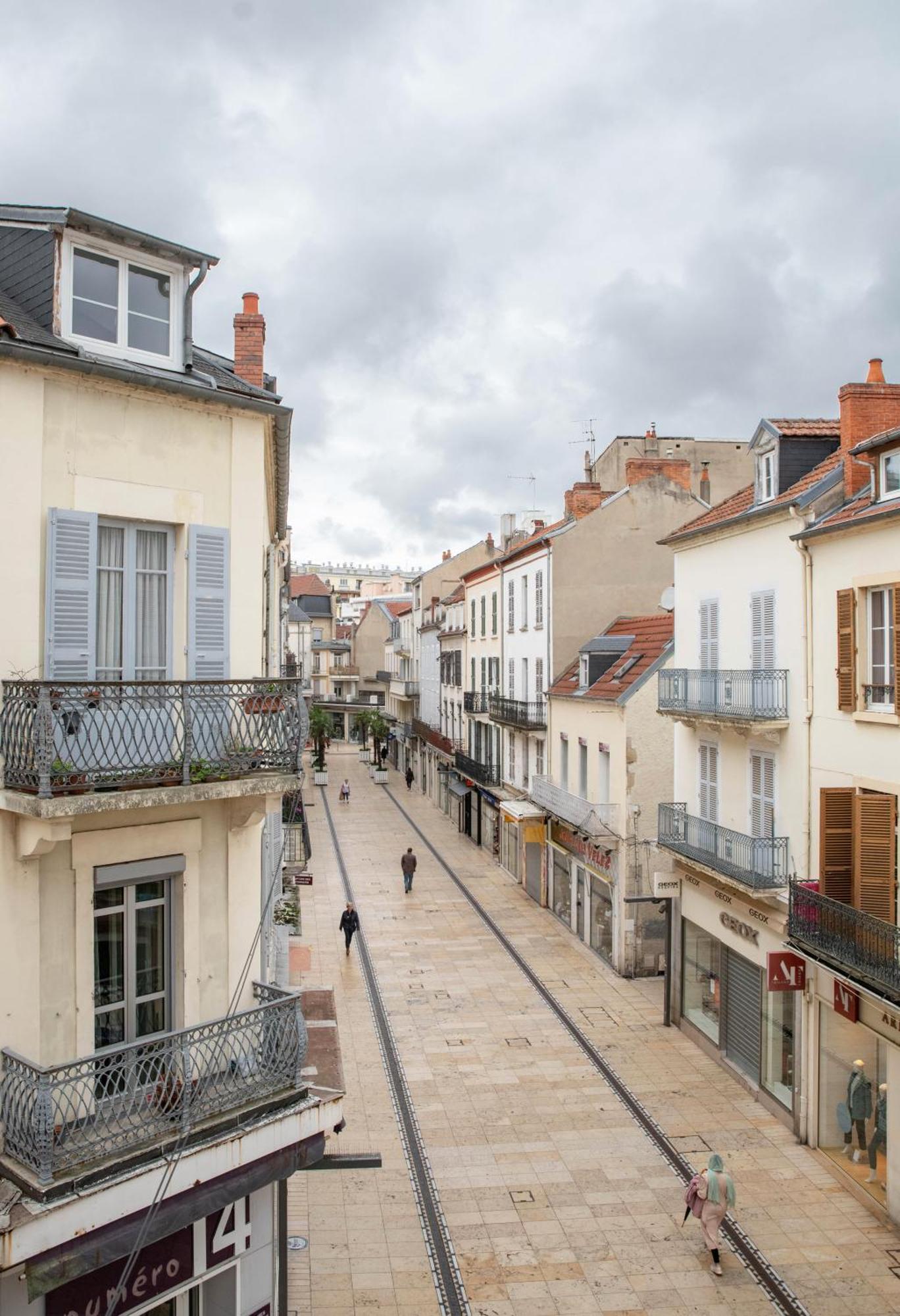Grande Maison Vichy - Maison Ou Appartements En Centre Ville Room photo